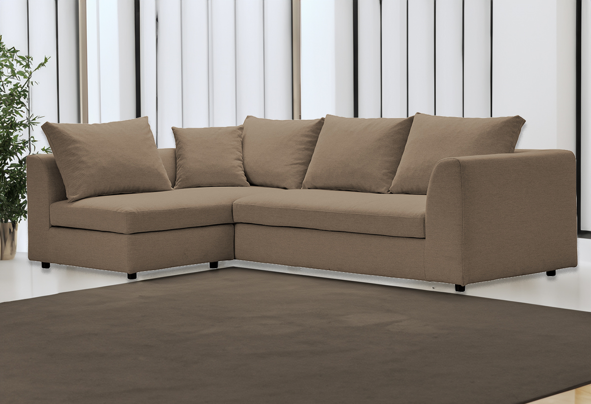 Απεικονίζεται ο καναπές τοποθετημένος σε ένα σαλόνι με καφέ παρκέ και καφέ χαλί